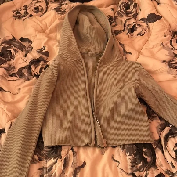 Brandy Melville Green Cropped Ribbed Hoodie! Great Condition! One Size! - Picture 1 of 3